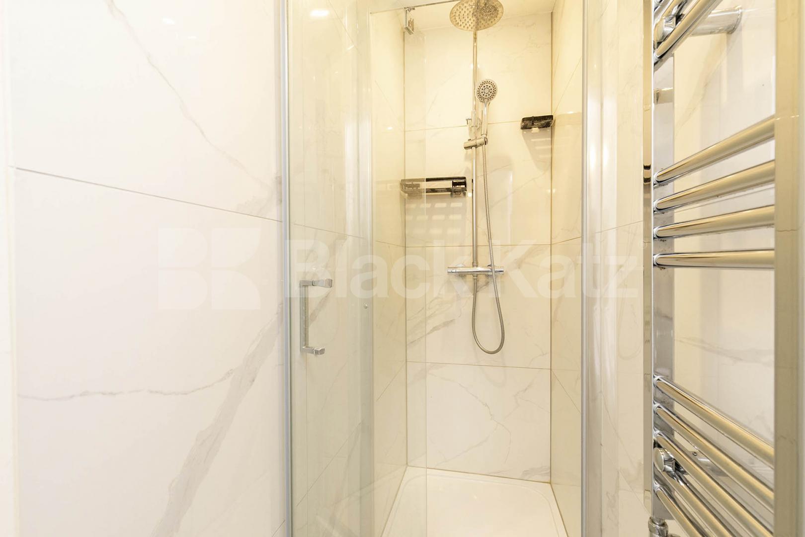 Stunning 5-Bedroom Family Home to Let in Southgate Osidge Lane, Southgate 